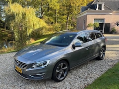 Volvo V60 - 2.4 D6 Twin engine R-Design NL-auto LAGE KM-STAND