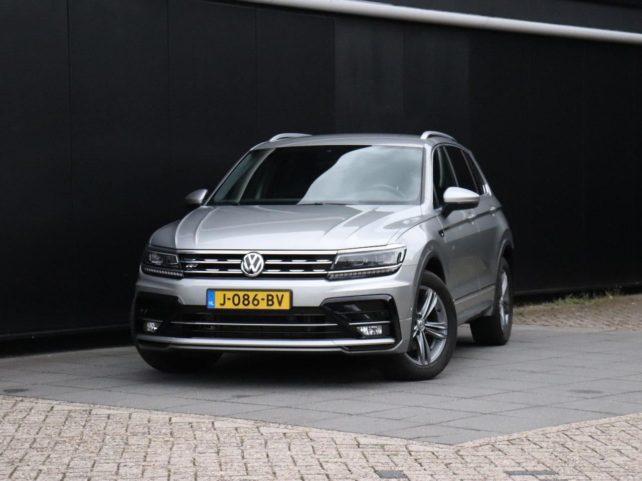 Volkswagen Tiguan - 1.5 TSI R-LINE | CAMERA | ADAPT. CRUISE | NAVI | VIRTUAL COCKPIT | APPLE CARPLAY | - AutoWereld.nl
