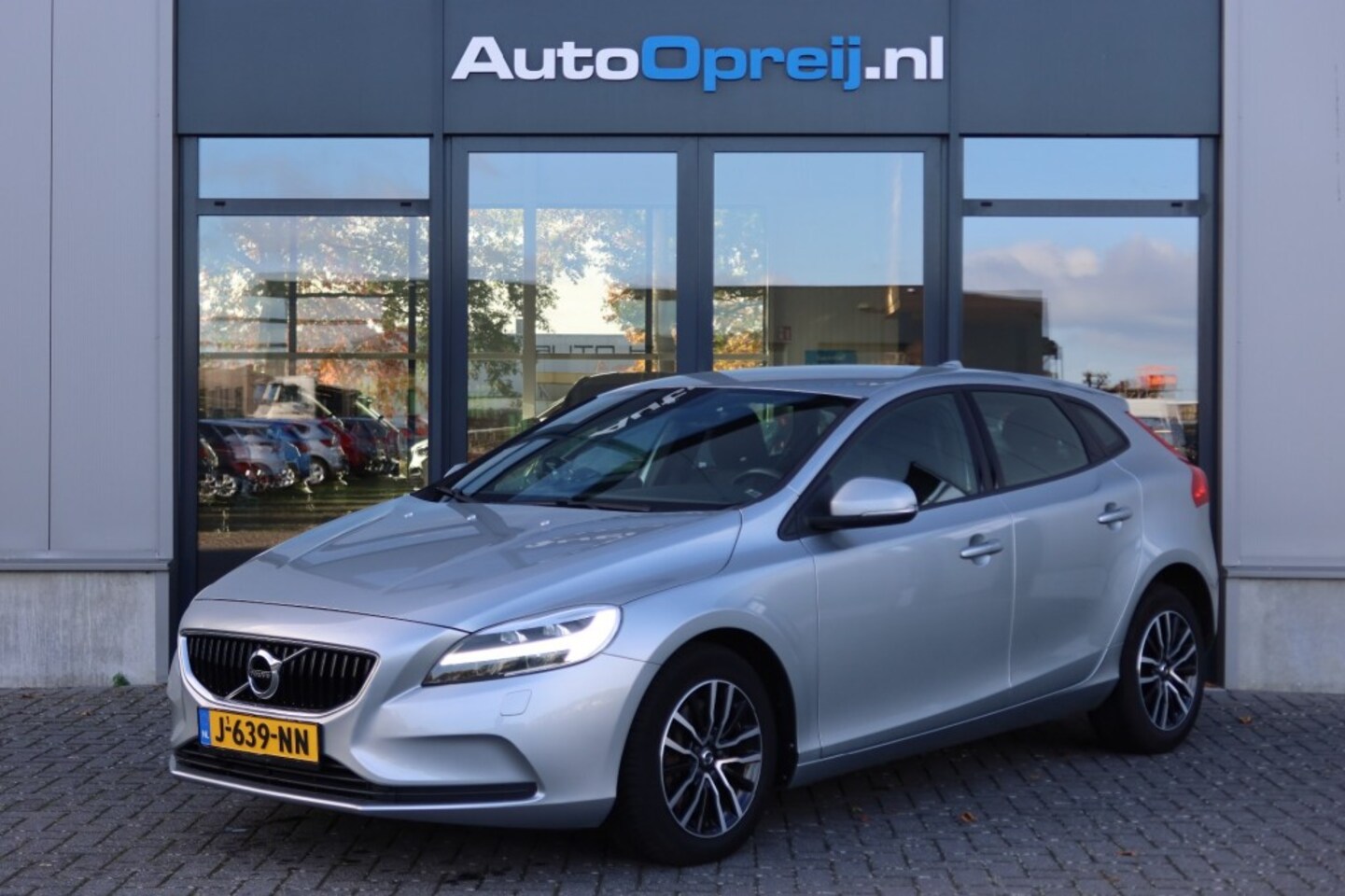 Volvo V40 - 1.5 T2 Momentum AUTOMAAT Clima, NAVI, LED, PDC V+A - AutoWereld.nl