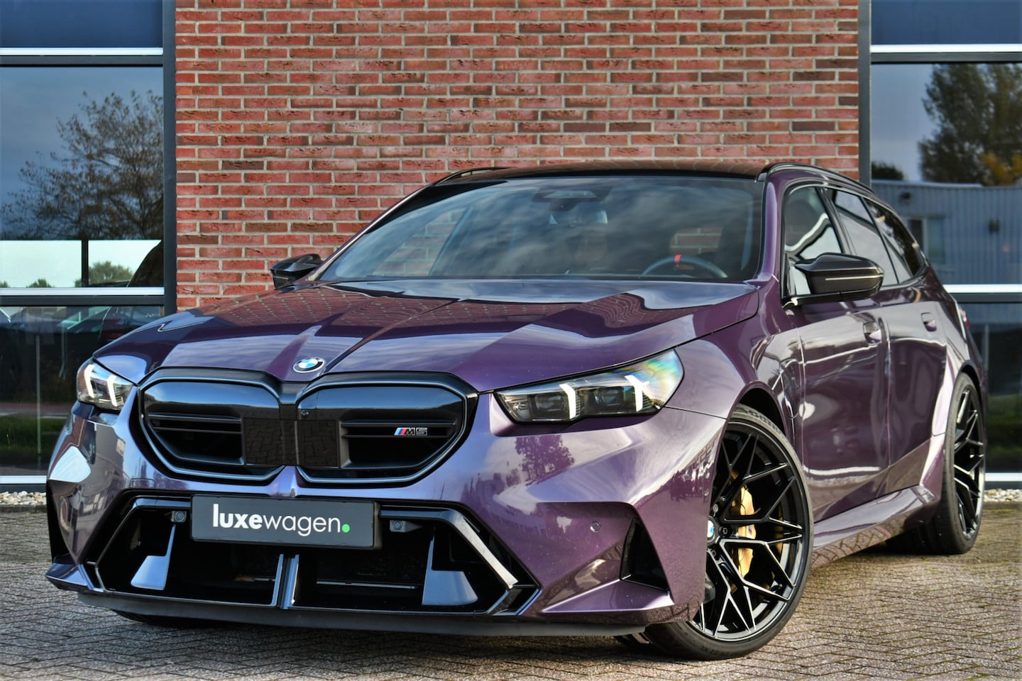 BMW 5-serie Touring - M5 | Daytona-Violett | Ceramic | 22"Korbach | Akrapovic | Pano | Trekhaak | DA+ - AutoWereld.nl