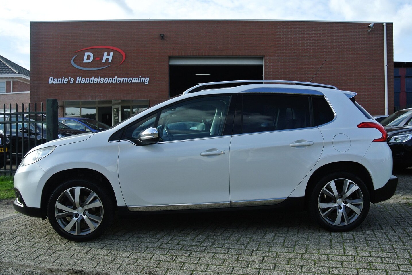 Peugeot 2008 - 1.6 VTi Féline airco panoramadak inruil mogelijk nap - AutoWereld.nl