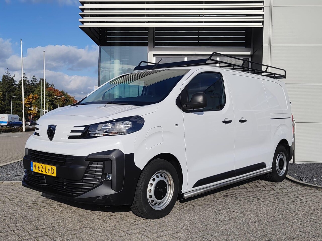 Peugeot e-Expert - EV L2 50 kWh Stuurverwarming | Parkeercamera | Imperiaal | Trekhaak | 2 zits | Adaptive cr - AutoWereld.nl
