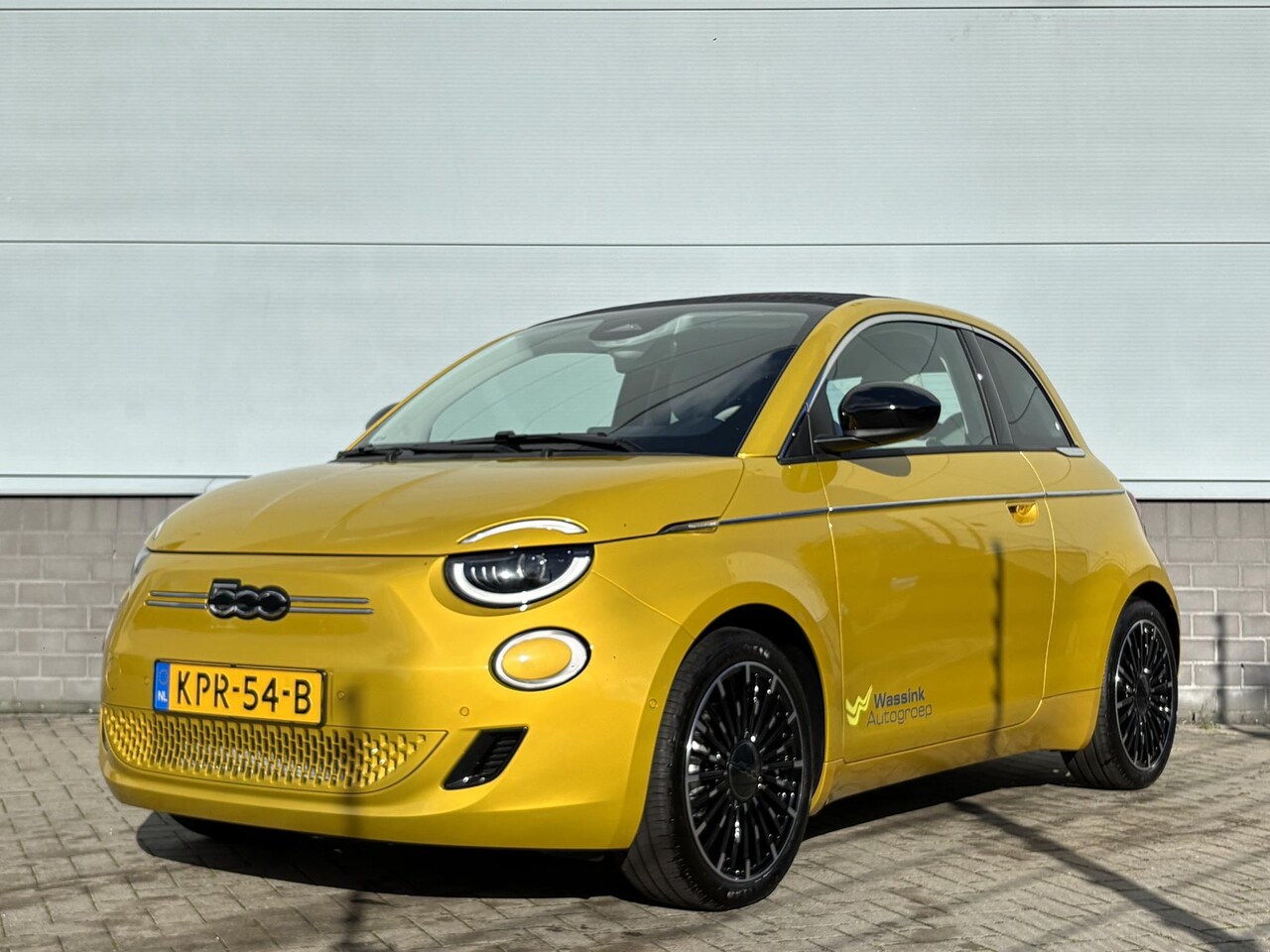 Fiat 500 - Cabrio La Prima 42 kWh | Parkeersensoren Voor & Achter | Stoelverwarming | Navigatie | App - AutoWereld.nl