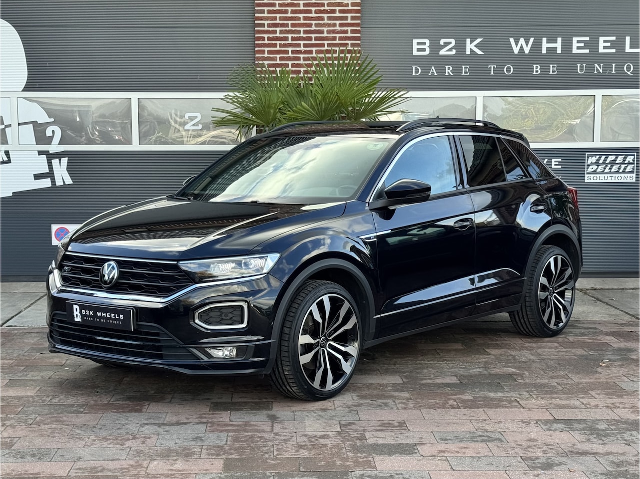 Volkswagen T-Roc - 1.5 TSI R-Line | 3x R-line | Panodak | Trekhaak | LED | ACC | Virtual | Carplay | Stoelver - AutoWereld.nl