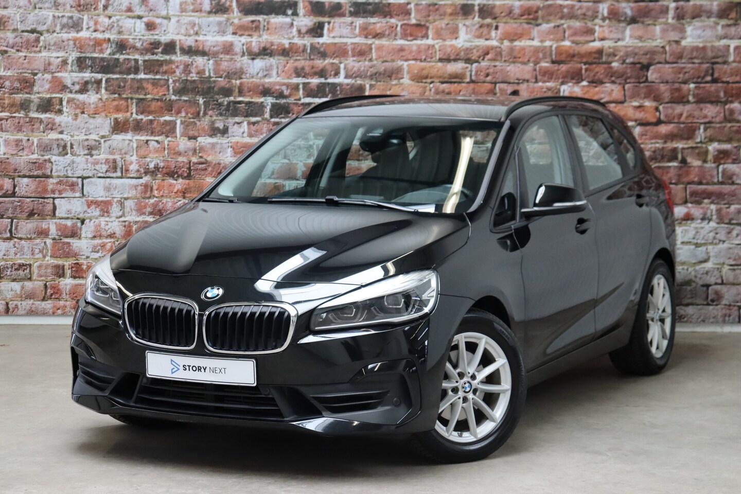 BMW 2-serie Active Tourer - 220i Executive Automaat / Navigatiesysteem / Adaptieve LED koplampen / Hifi / Stoelverwarm - AutoWereld.nl