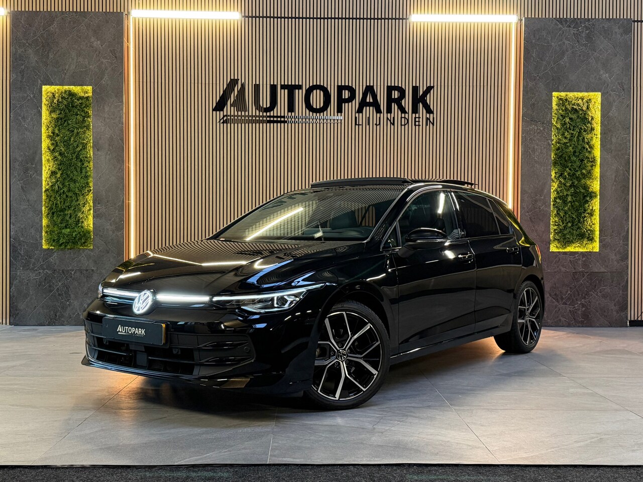 Volkswagen Golf - 1.5 eTSI 50 Jahre|PANO|MASSAGE|HuD|MEMORY|IQ LIGHTS|KEYLESS|ACC|CARPLAY|SFEERVERLICHTING|D - AutoWereld.nl
