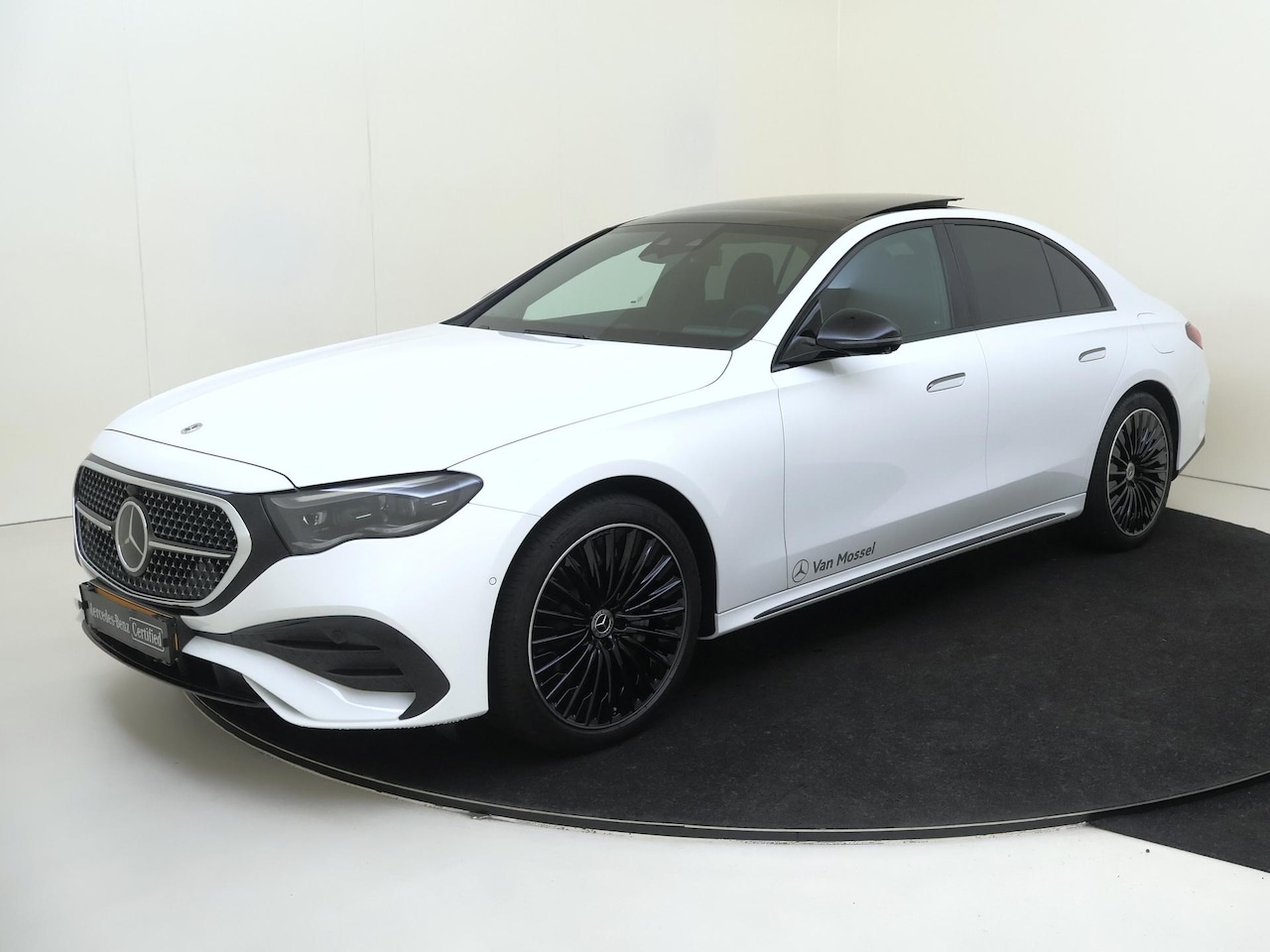 Mercedes-Benz E-klasse - 400 e 4MATIC AMG Line / Premium/ Panoramadak/ AIRMATIC/ Achterasbesturing/ SUPERSCREEN/ Na - AutoWereld.nl