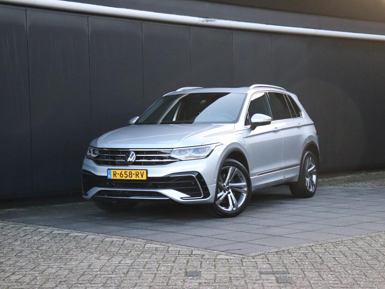 Volkswagen Tiguan - 1.4 TSI eHybrid R-Line Business+ | PANO-DAK | TREKHAAK | CAMERA | STOEL/STUURVERW. | ADAPT - AutoWereld.nl
