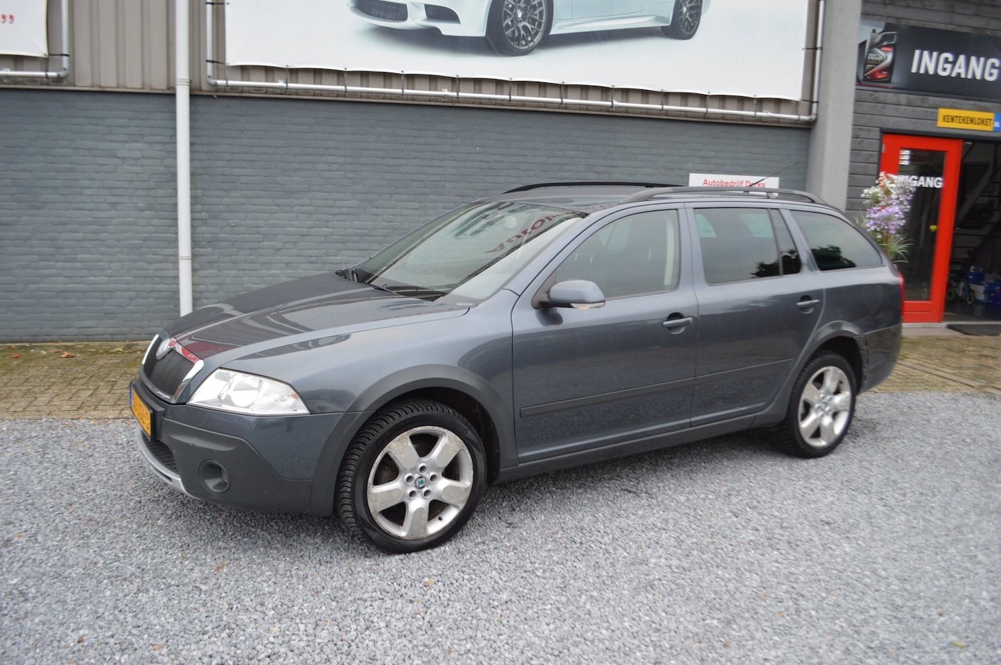 Skoda Octavia Combi - 2.0 TDI Scout Airco | 4X4 | Trekhaak | Jaar APK - AutoWereld.nl