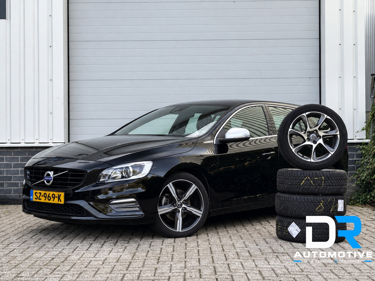 Volvo V60 - 2.0 T4 Business Sport R-Design|ALCANTARA|STOELVERW|TREKHAAK|1E EIGENAAR - AutoWereld.nl