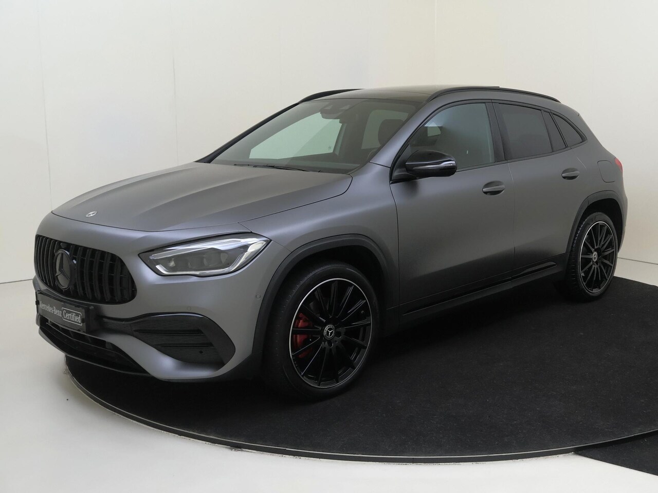Mercedes-Benz GLA-Klasse - 250 e AMG Line MANUFAKTUR Berggrijs magno /Panoramadak /20 Inch /Night-pakket - AutoWereld.nl
