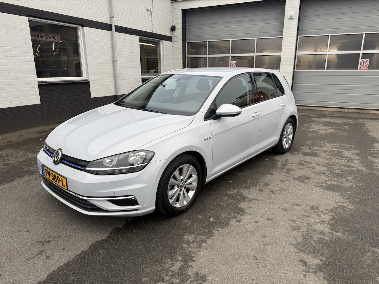 Volkswagen Golf - 1.5 TSI Comfortline Automatische airco, licht metalen velgen, navigatie, cruise controle, - AutoWereld.nl