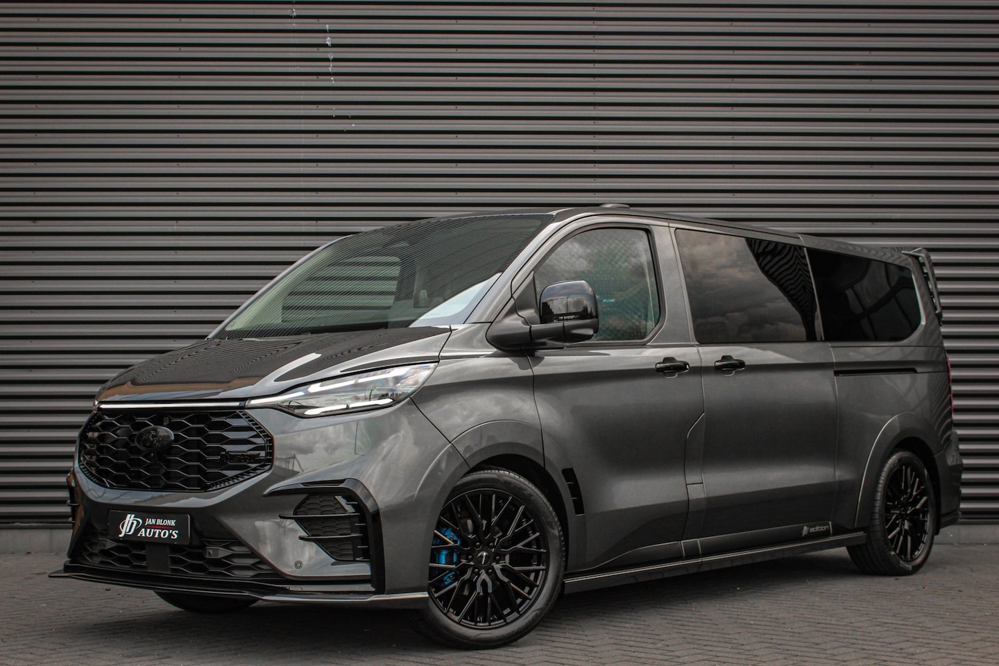 Ford Transit Custom - E-Transit 320 L2H1 MS-RT 71kWh 286PK DC DUBBEL CABINE / KUIPSTOELEN / DIRECT RIJDEN / NAVI - AutoWereld.nl
