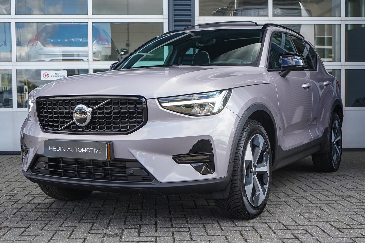 Volvo XC40 - 2.0 B4 Plus Dark | 2.000 kg trekgewicht! | All Season banden | Panoramadak |Trekhaak | Ele - AutoWereld.nl
