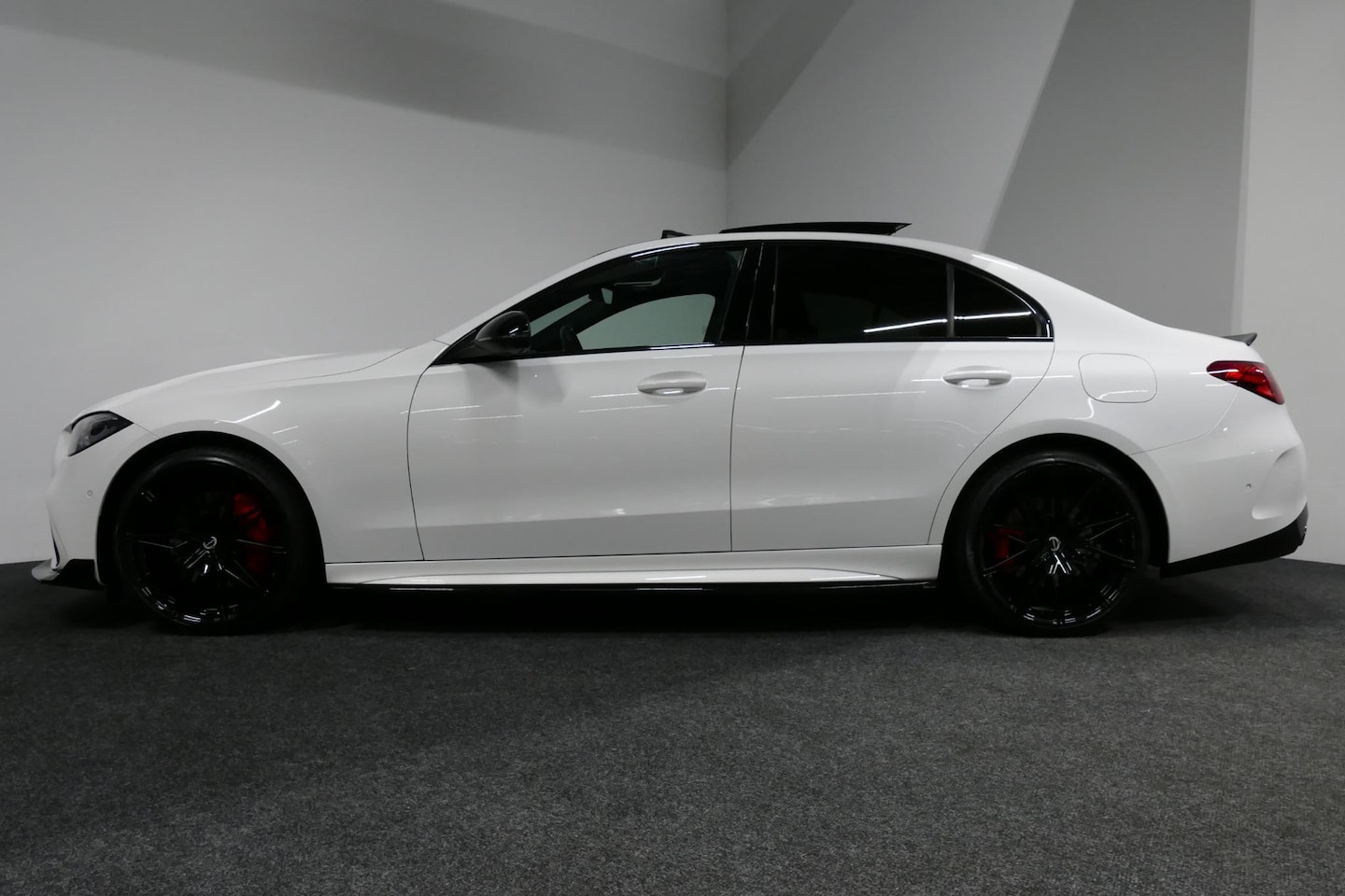 Mercedes-Benz C-klasse - 300 e AMG Line / C63S AMG Diffuser / Brabus look Grille / Maxton Design Bodykit V.2 / Pano - AutoWereld.nl