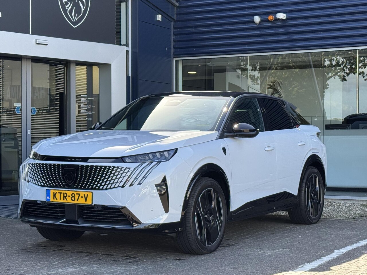 Peugeot e-3008 - GT 210pk 73 kWh | Warmtepomp | WLTP tot 526km | 160kW snelladen | Panorama Schuif-/kanteld - AutoWereld.nl