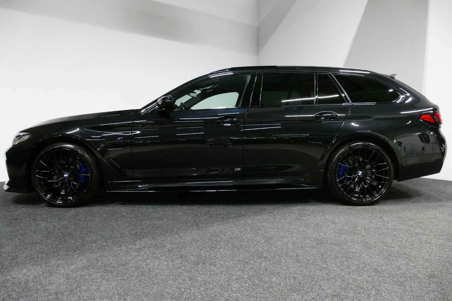 BMW 5-serie Touring - 530e xDrive M Sport / M sport Bodykit / Elektr. verstelbare voorstoelen / 20'' LMV / Stoel - AutoWereld.nl