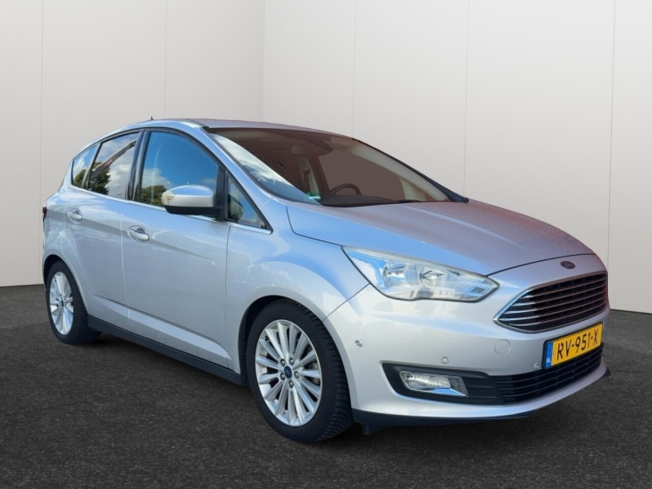 Ford C-Max - 1.0 Titanium 125PK | Navigatie | Climate Control | Trekhaak | Hoge Instap - AutoWereld.nl
