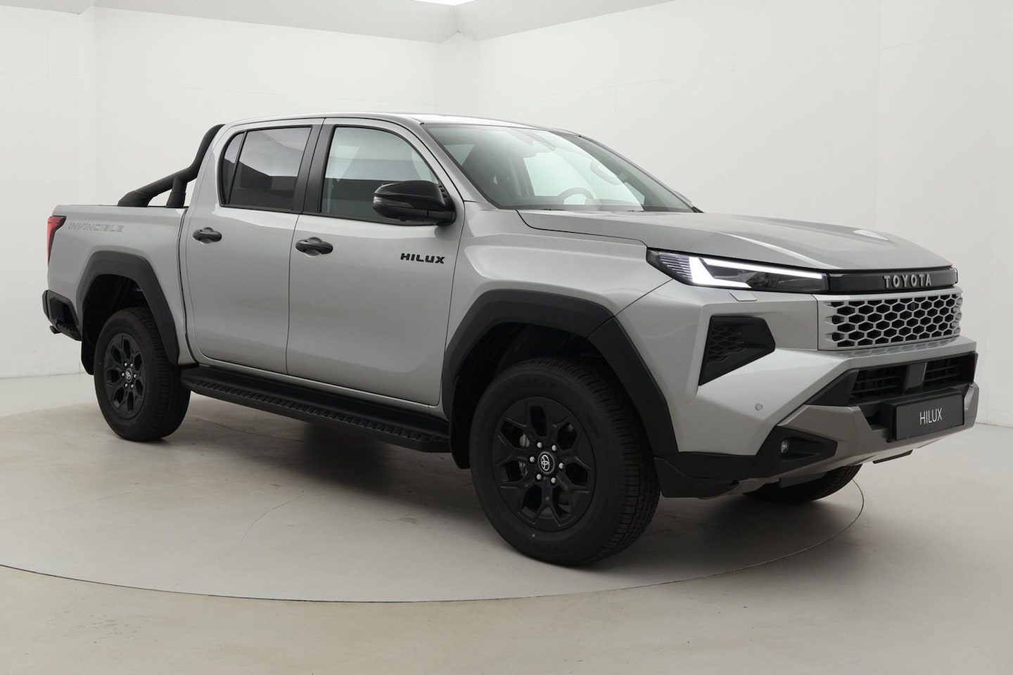 Toyota HiLux - 2.8 D-4D Hybrid Invincible VAN | Dodehoek detectie | Matrix LED | Stoel-/stuurverwarming | - AutoWereld.nl