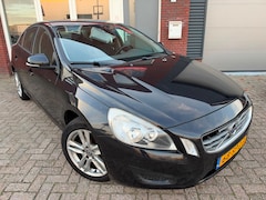 Volvo S60 - 2.0 T5 Kinetic / AUT / Navi / PDC / Clima / LM