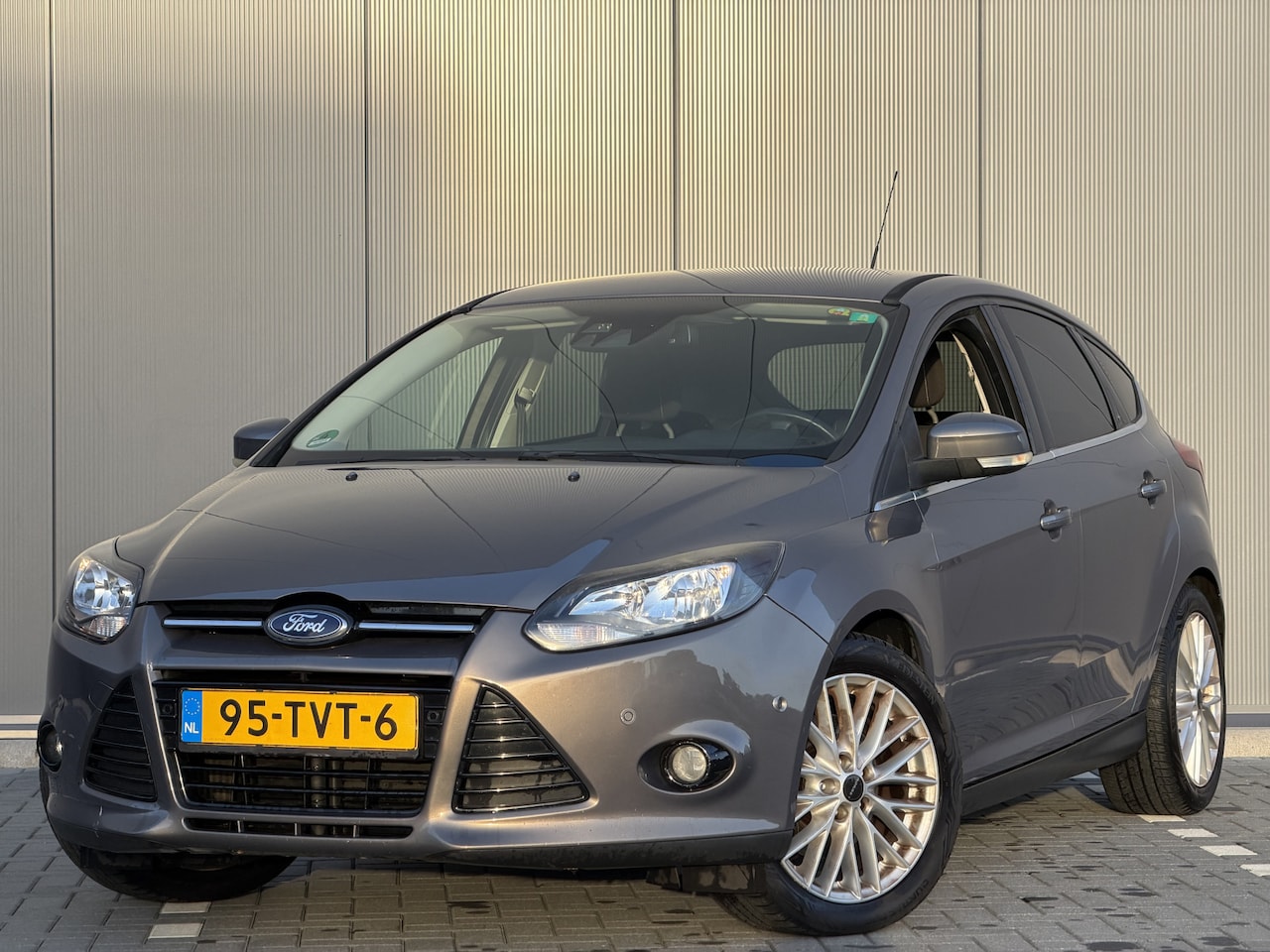 Ford Focus - 1.0 EcoBoost Titanium | Nieuwe apk | Cruise | Climate | Trekhaak - AutoWereld.nl
