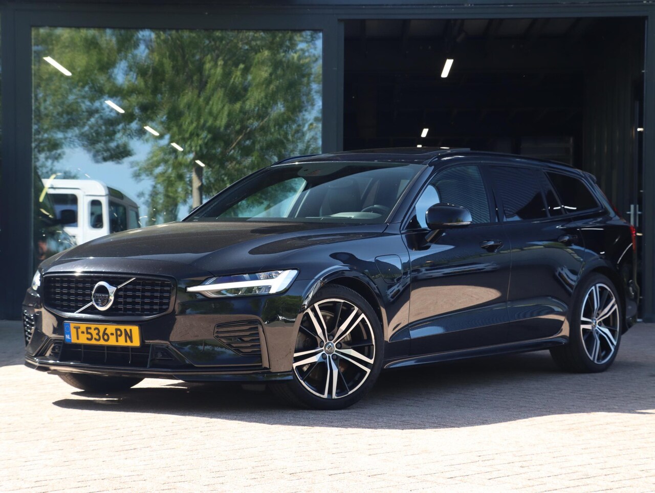 Volvo V60 - T8 Recharge AWD R-Design Pano | HarmanKardon | Ak. Glas | Trekhaak | Head Up - AutoWereld.nl