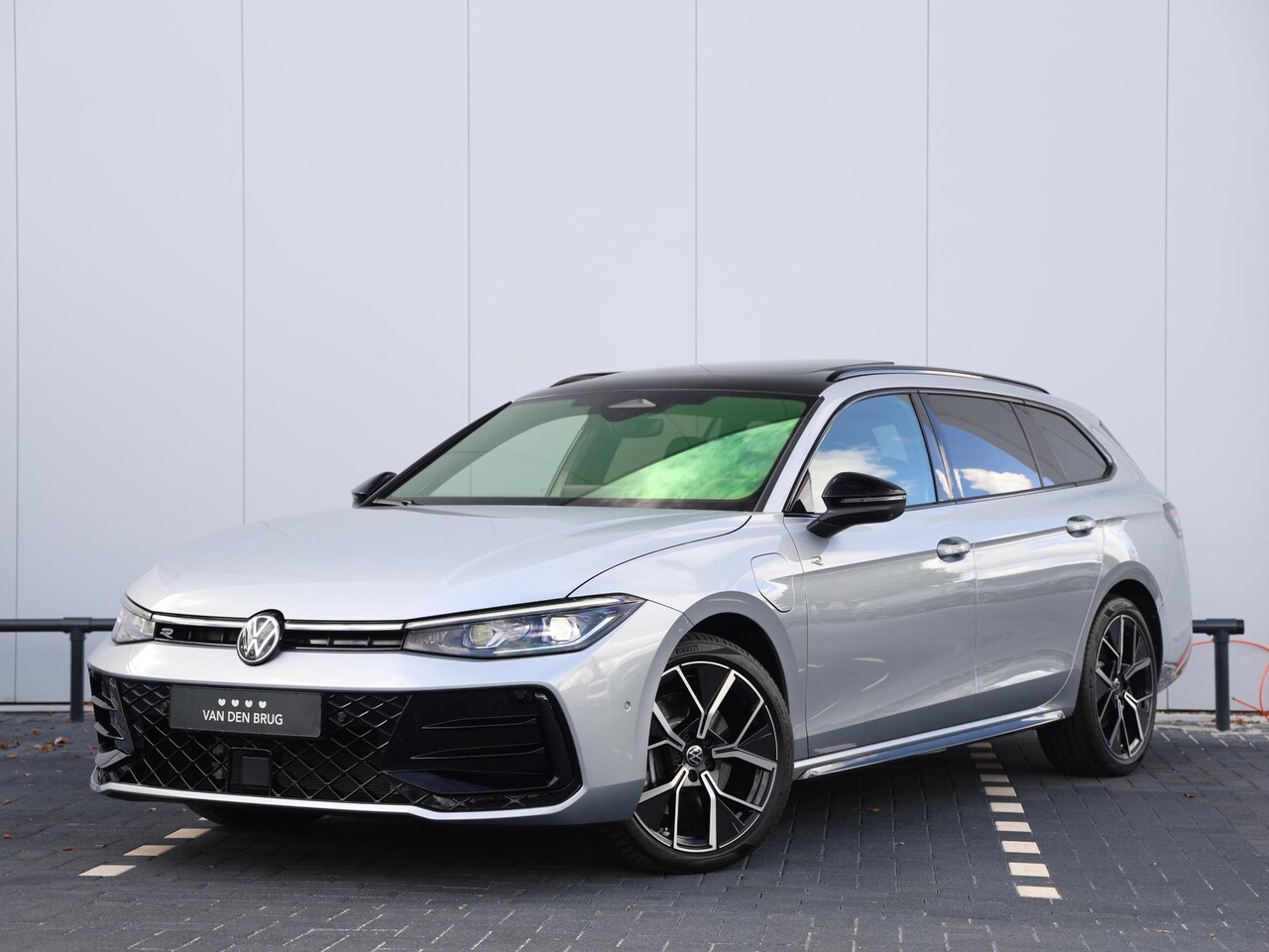 Volkswagen Passat Variant - 1.5 eHybrid R-Line Edition 272 pk | Lederen bekleding | Trekhaak | Adaptieve onderstelrege - AutoWereld.nl