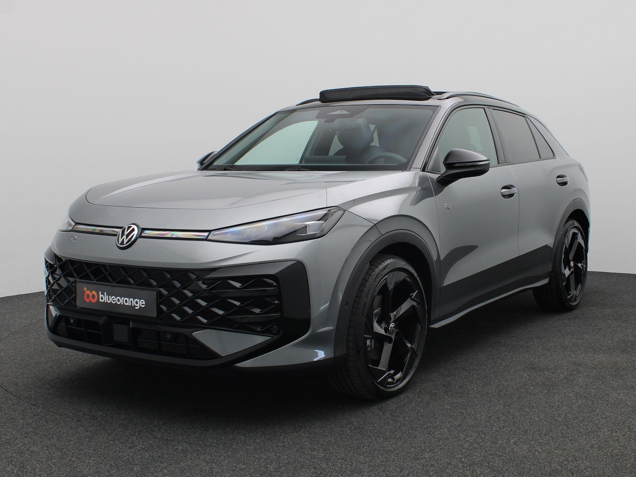Volkswagen T-Roc - 1.5 eTsi R-Line First Edition 150PK DSG Pano-Schuifdak, Trekhaak, Black Style, 20" LM Velg - AutoWereld.nl