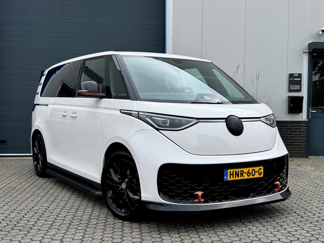 Volkswagen ID. Buzz - Pro 77kWh | Red Accent pakket | IQ Light | 5 Persoons | 2x elektrisch schuifdeur | Trekhaa - AutoWereld.nl