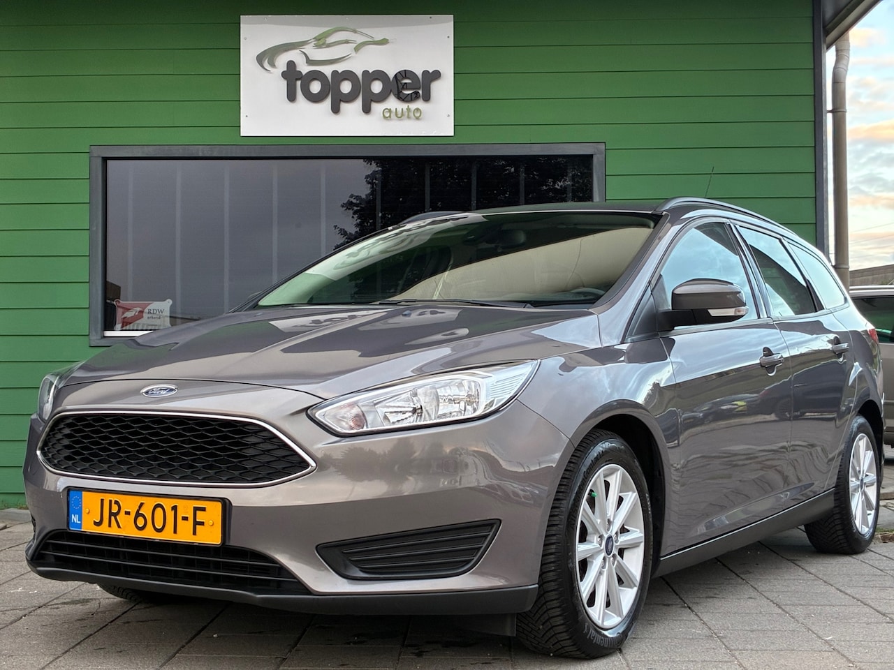 Ford Focus Wagon - 1.0 Trend|2e Eigenaar|Nieuwe D-riem|Navigatie|Airco|CruiseControl|PDC|Trekhaak|Nieuwe APK| - AutoWereld.nl