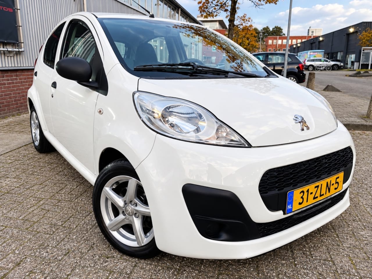 Peugeot 107 - 1.0 Access Accent Airco 14" sportvelgen 5-deurs - AutoWereld.nl