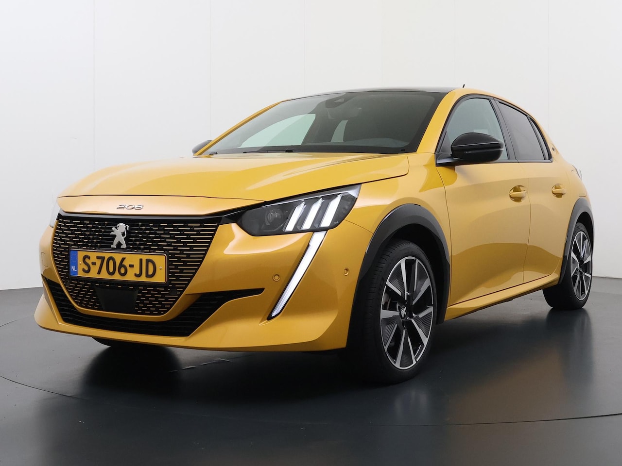 Peugeot e-208 - GT 50 kWh 136pk | Accu 98% | Navigatie | Panorama dak | Stoelverwarming | Camera achter | - AutoWereld.nl