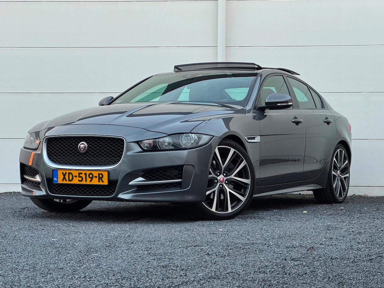 Jaguar XE - 2.0 Portfolio R-Sport Pano Camera Keyless 20 inch Stoelverwarming - AutoWereld.nl