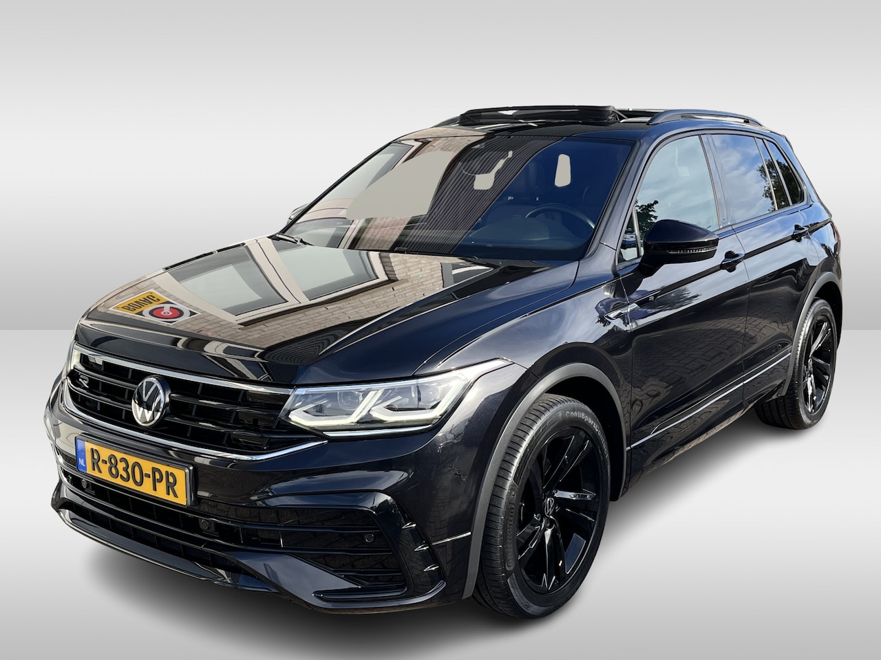 Volkswagen Tiguan - 1.5 TSI 2X R-Line / AUTOMAAT/ PANO/ BLACK STYLE/ ACC/ APP-CONNECT/ PARK.SENSOREN V+A/ CAME - AutoWereld.nl