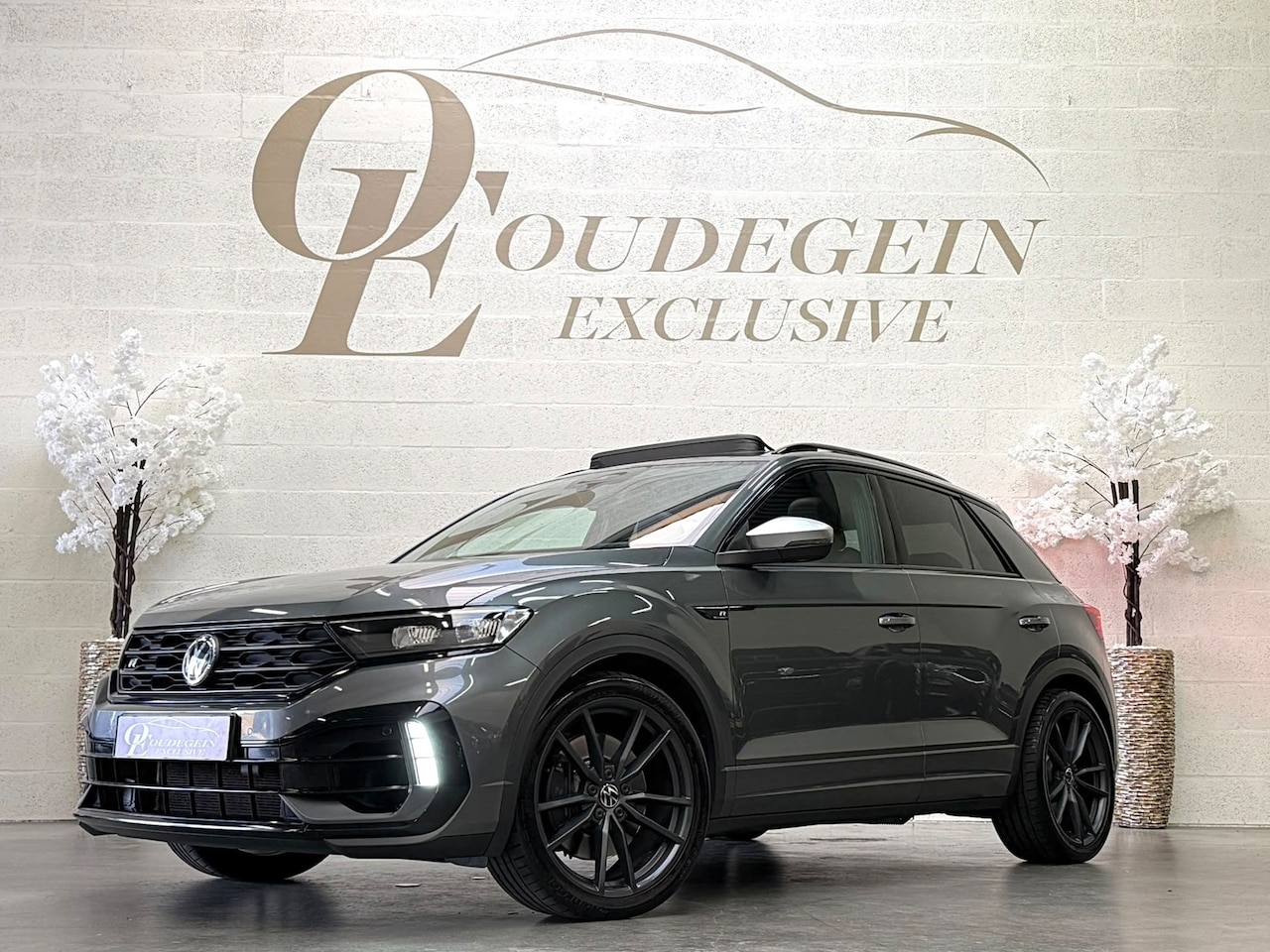 Volkswagen T-Roc - 2.0 TSI 4Motion R / PANO / LEDER CARBON / CARPLAY / KEYLESS / CAMERA / DCC / ACC / DODEHOE - AutoWereld.nl