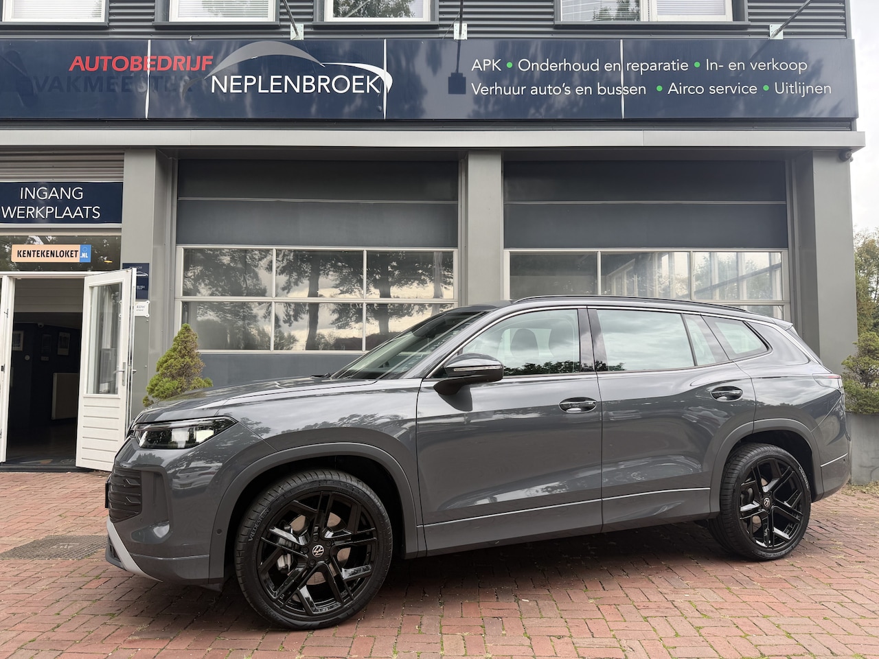 Volkswagen Tayron - 1.5 eTSI R-Line Edition 7p Bj 2025 Km 20.000 Nap 1e eigenaar - AutoWereld.nl