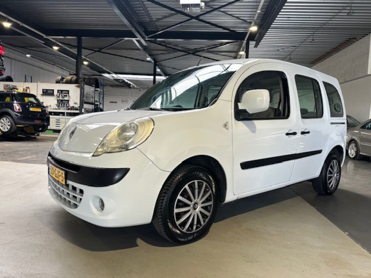 Renault Kangoo Family - 1.6-16V Privilège/Dealer onderhouden/Apk nieuw bij aflevering - AutoWereld.nl