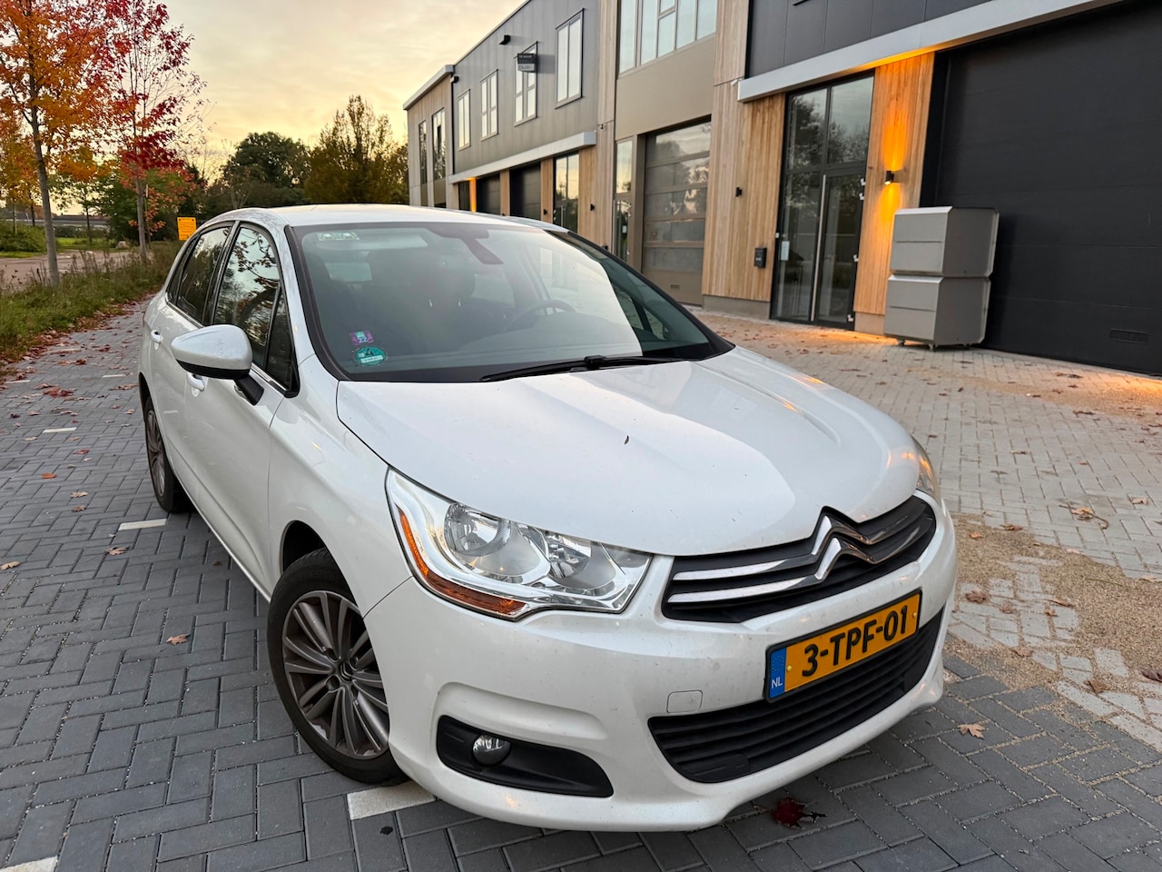 Citroën C4 - 1.6 e-HDi Business (bj 2014) PARELMOER|NAVI|CLIMA|PARKSENSOR - AutoWereld.nl