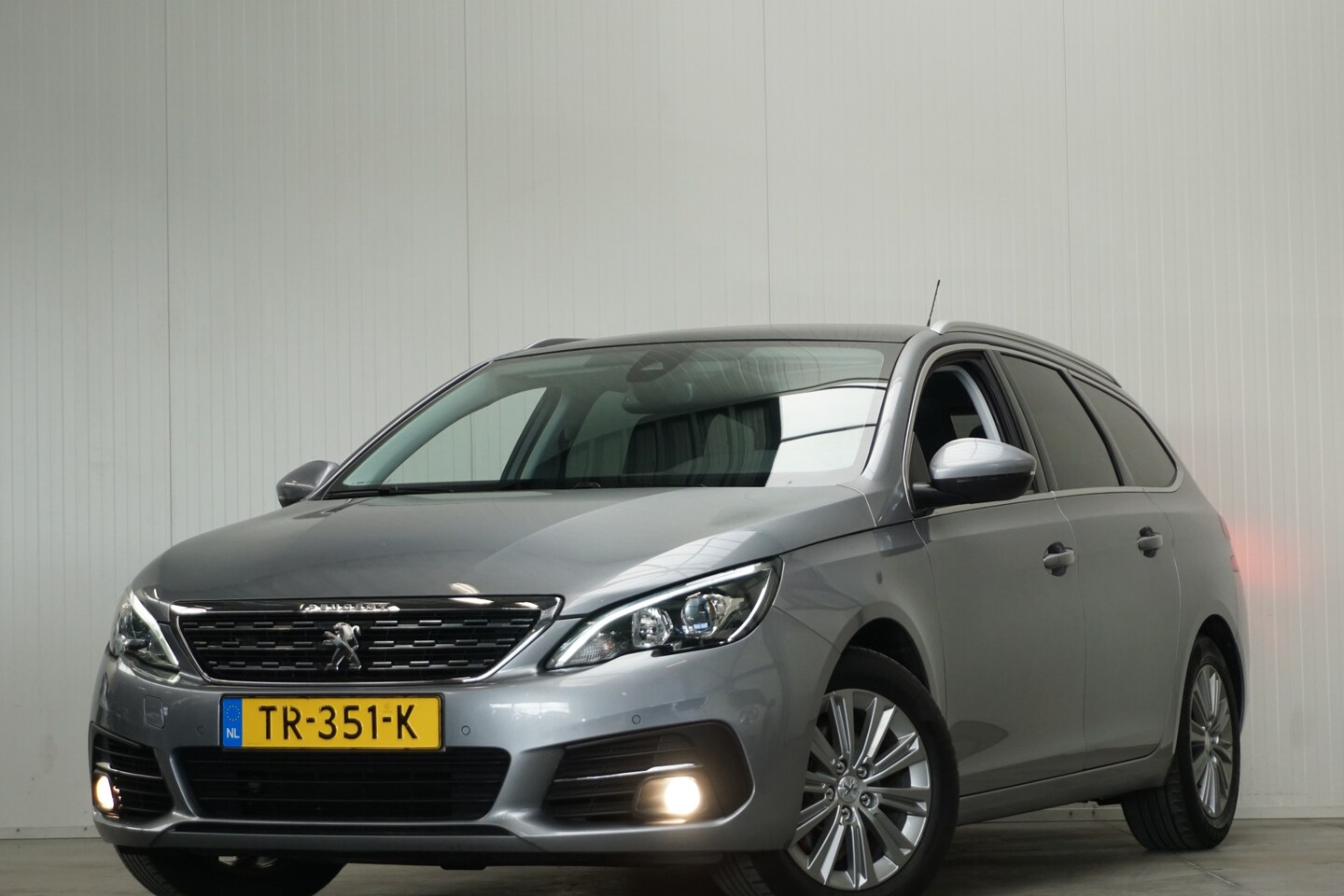 Peugeot 308 SW - 1.2 PureTech Allure 130 PK! PANO H. LEER APPLE CLIMA PDC CRUISE etc. - AutoWereld.nl