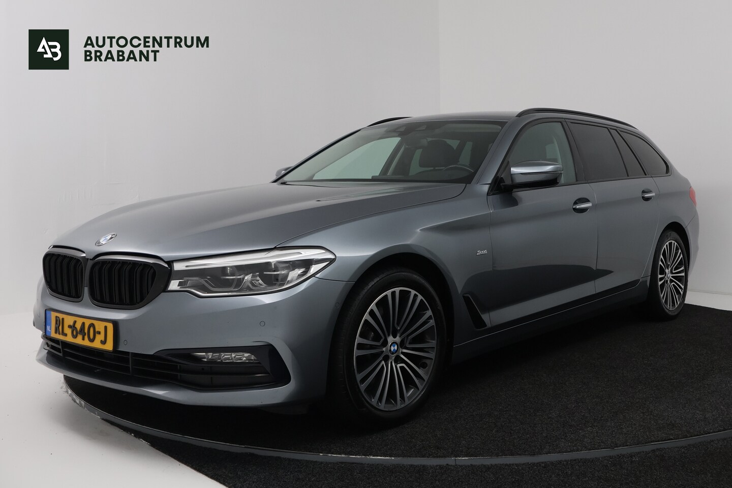 BMW 5-serie Touring - 520i High Executive (COMFORT ZETELS, CAMERA, SFEERVERLICHTING, STOELVERWARMING) - AutoWereld.nl