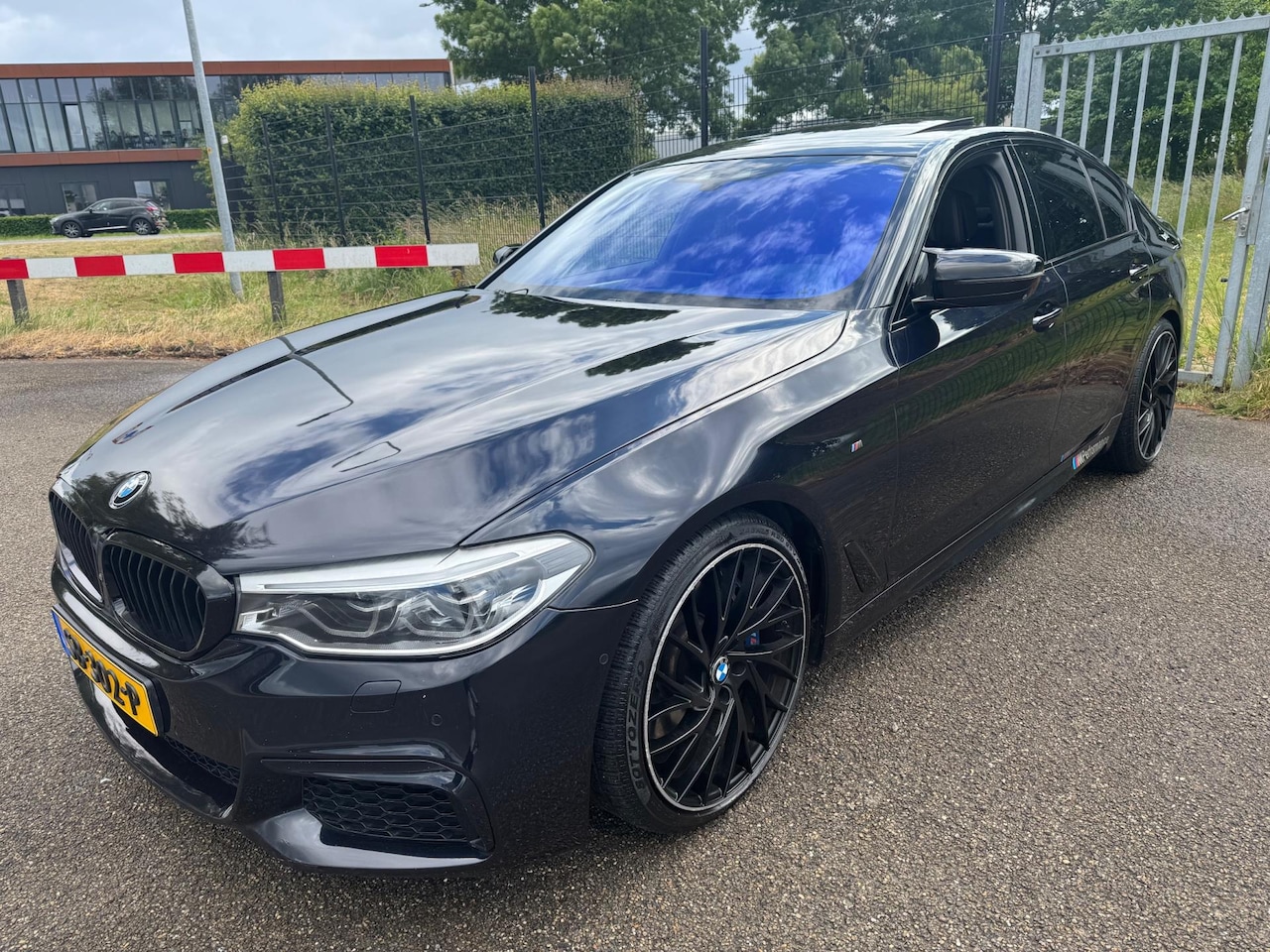 BMW 5-serie - M550i xDrive High Exe 550PK B&O Performance Pack - AutoWereld.nl