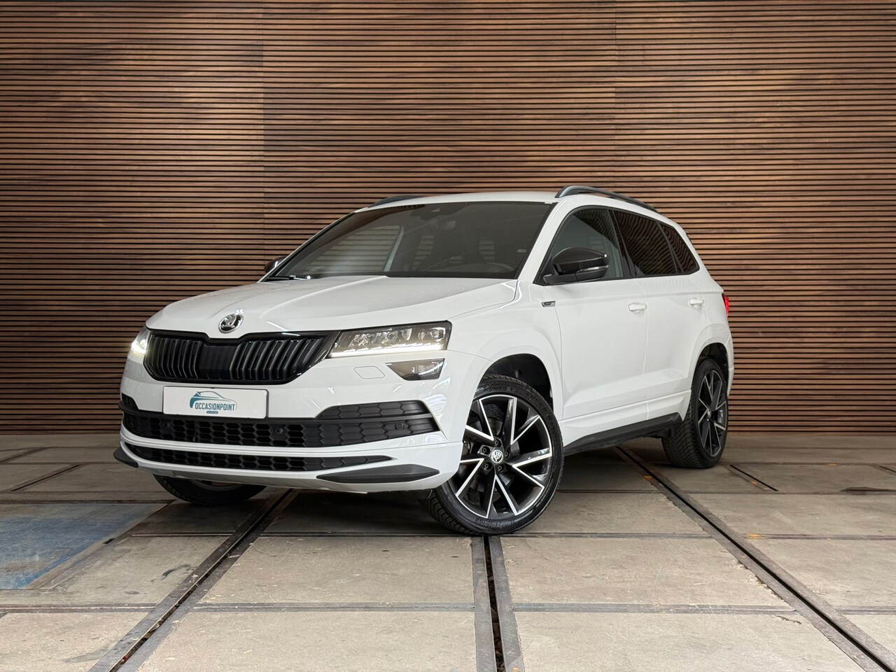 Skoda Karoq - 1.5 TSI DSG 4x4 Sportline Business | 1800KG Trekgewicht | Carplay | Sportstoelen | Camera - AutoWereld.nl