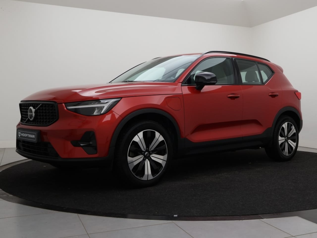 Volvo XC40 - T5 PLUG-IN HYBRID ULTIMATE DARK SCHUIFDAK LEDER HARMAN KARDON 360GR CAM - AutoWereld.nl