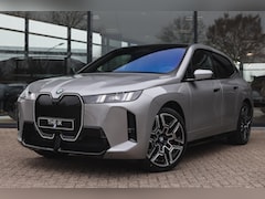 BMW iX - xDrive60 M Sport / Panoramadak / Trekhaak / Soft-Close / Stoelventilatie / Adaptief onders