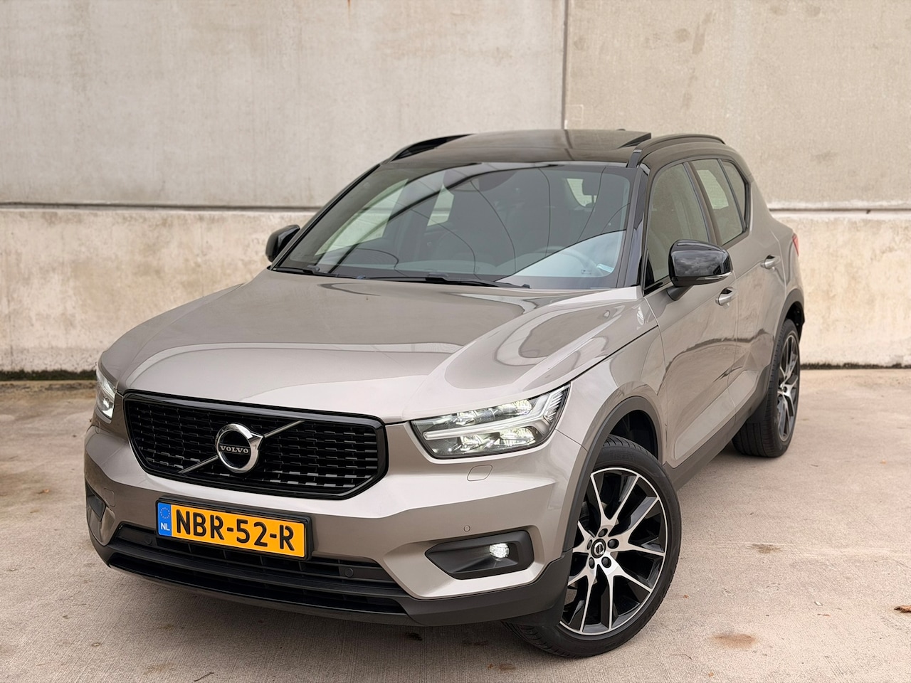 Volvo XC40 - T3 R-Design Aut. Pano 20'' Leder LED CarPlay h/k - AutoWereld.nl