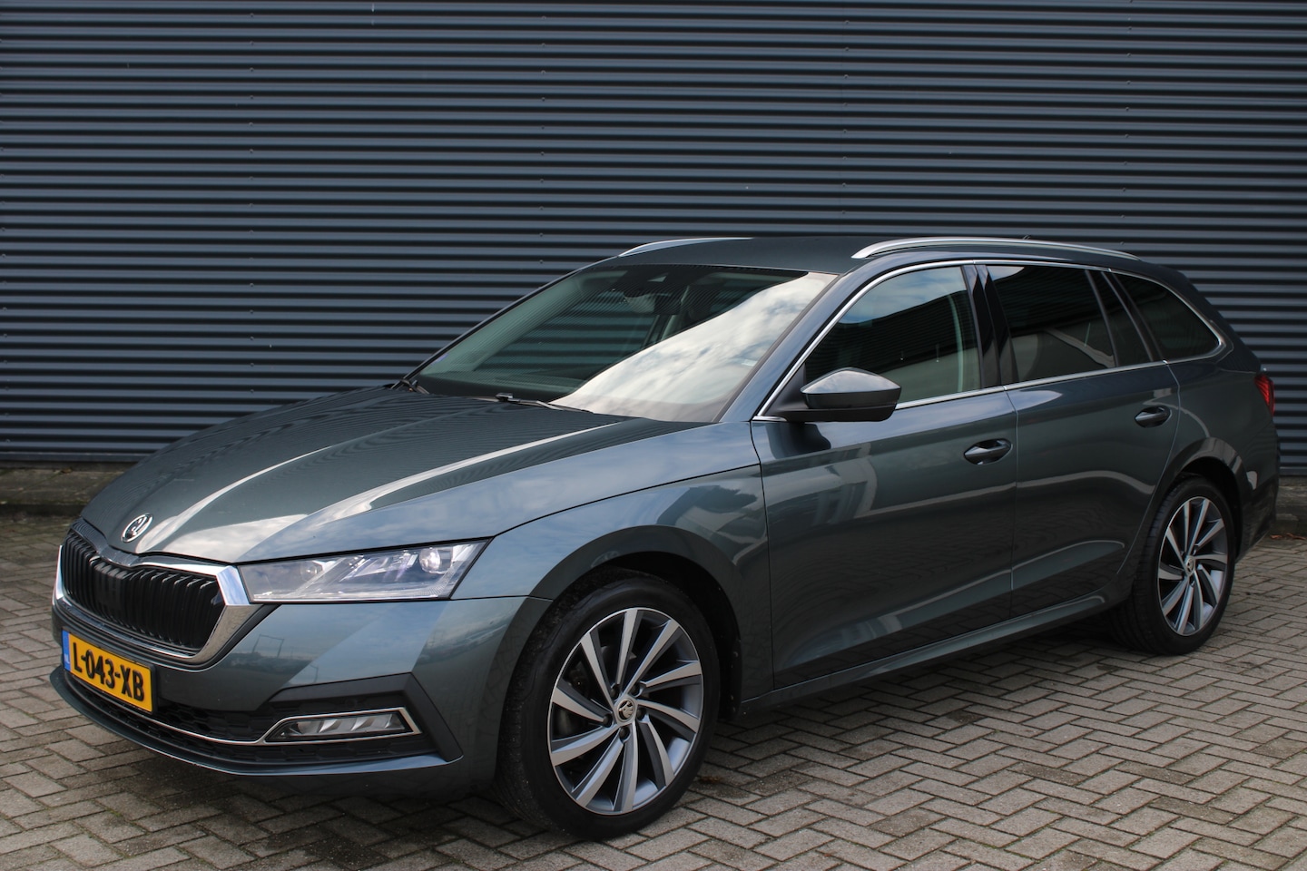 Skoda Octavia Combi - 1.5 e-TSI Business Plus Full-Led Camera 18''LMV Navigatie - AutoWereld.nl