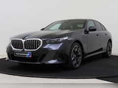 BMW 5-serie - 530e M Sport Automaat / Panoramadak / Trekhaak / Adaptieve LED / Achteruitrijcamera / Park