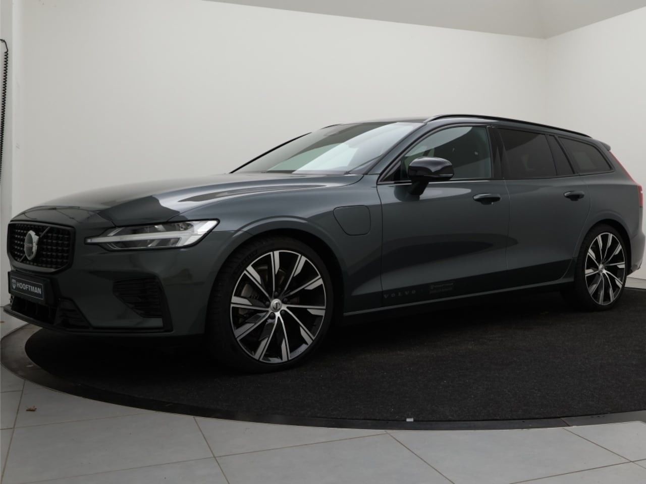 Volvo V60 - T6 PLUG-IN HYBRID SPECIAL EDITION 20INCH HARMAN KARDON GETINT GLAS ACC BLIS - AutoWereld.nl