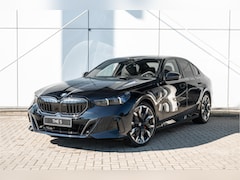 BMW 5-serie - 530e M Sport Automaat / Bowers & Wilkins / Adaptieve LED / Comfort Access / Stoelventilati