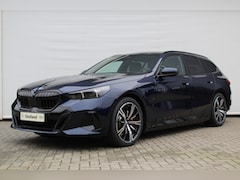 BMW 5-serie Touring - 530e M Sport Automaat / Trekhaak / Panoramadak / Comfort Access / Stoelventilatie / Parkin